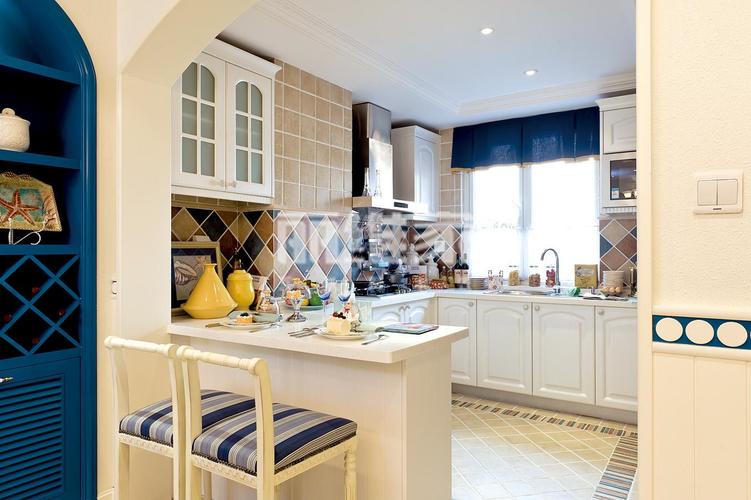 家具产品快讯 橱柜信息 浅浅的暖色调,厨房空间以白色为主,搭配淡黄